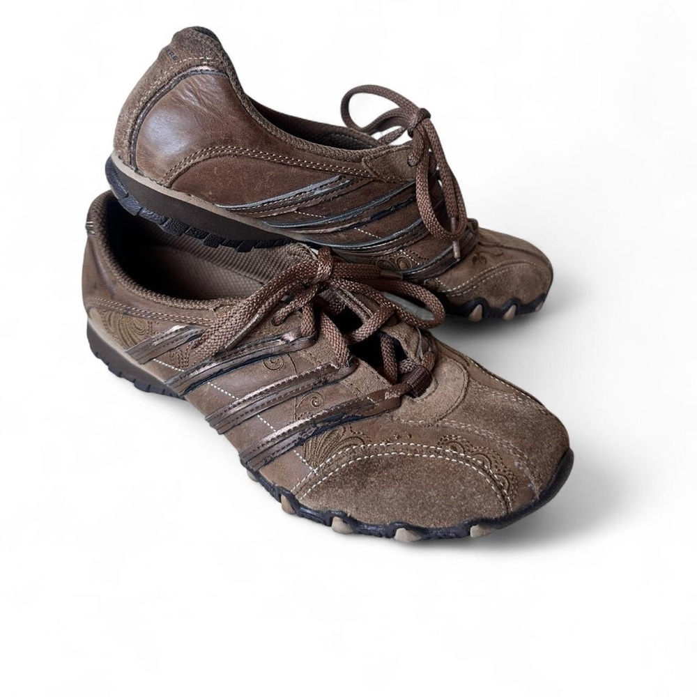 2000s suede skechers with threaded Y2K print